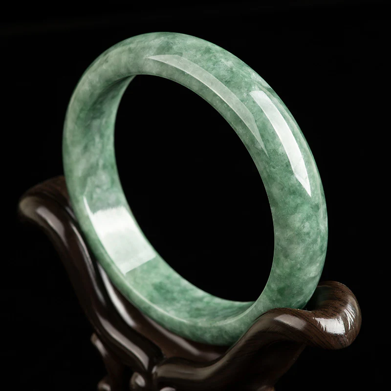 Introduction to Jade Bracelets: A Timeless Elegance with Spiritual Significance